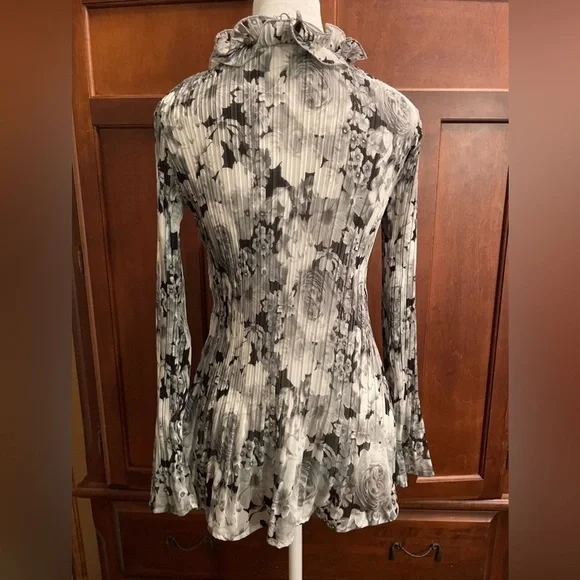 LAURA - Ruffled v-neck button-down blouse. - Picture 2 of 3